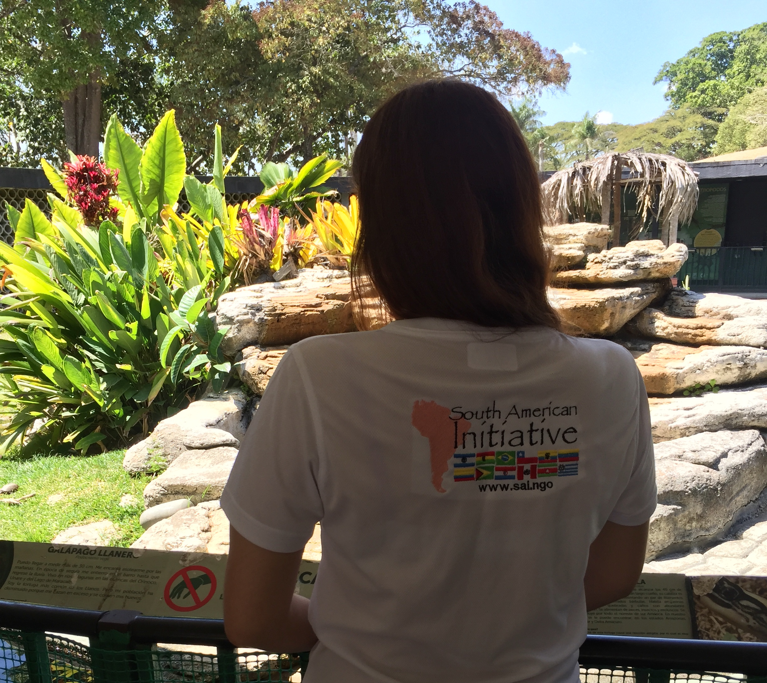 SAI volunteer at a zoo in Venezuela during an animal rescue and care program.