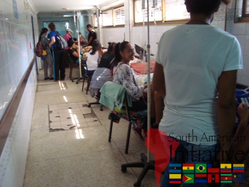 Families and patients gathered in a hospital corridor while receiving care and support in Venezuela.