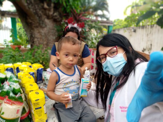 Noticias emocionantes para compartir! En el cuarto trimestre de 2023, SAI fue más allá para combatir el hambre entre los niños más vulnerables de Venezuela. Estamos orgullosos de anunciar que proporcionamos más de 14.800 comidas nutritivas no sólo a uno o dos, sino a cinco orfanatos en todo el país.
 
Pero nuestro compromiso no se detiene ahí. Estamos encantados de incorporar dos orfanatos más a nuestro programa, para llegar a más niños necesitados. Esta expansión significa más comidas, más alimento y una lucha más fuerte contra el hambre. 
 
Desde alimentos básicos como harina de maíz, avena y espaguetis, hasta fuentes de proteínas como huevos y atún, pollo y un vibrante surtido de frutas y verduras, nos aseguramos de que todos los niños reciban una dieta completa y nutritiva.